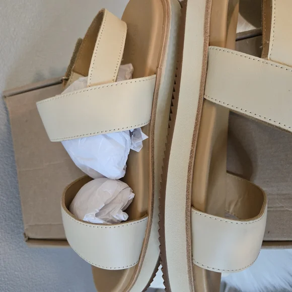 Nisolo Flat Form Sandals in Bone - Picture 10 of 11
